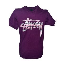 Nice Stüssy Men's burgundy colored T-shirt 100% Cotton Short Sleeve Tee Shirt T-